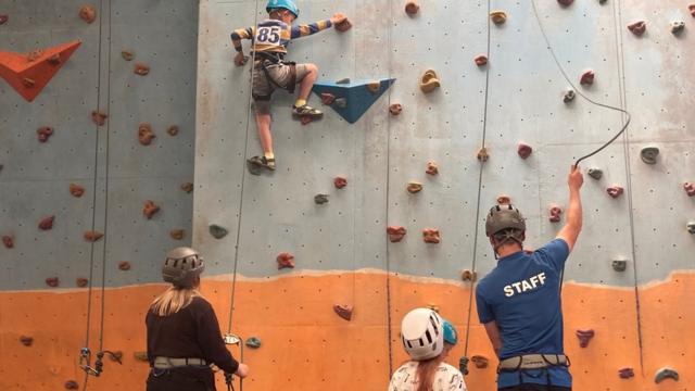 crianças aprendem escalada no centro para refugiados