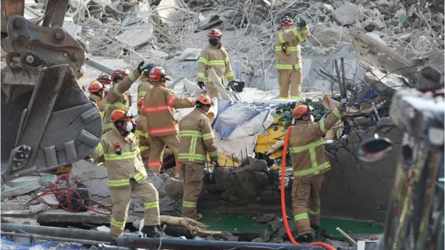 119 구조대가 사고 현장에서 구조 작업을 벌이고 있다