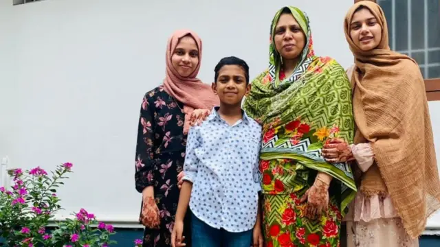 ফাতিমা ক্যালিগ্রাফি করার সময় পাশে থাকতেন তার মা।