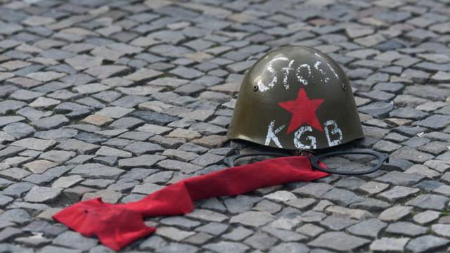 Каска с надписями "Штази" и "КГБ"
