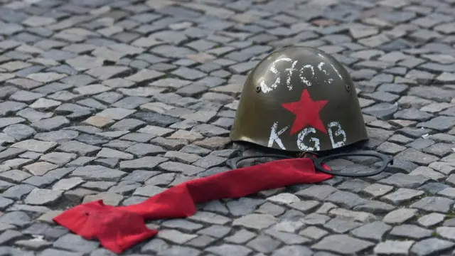 Каска с надписями "Штази" и "КГБ"