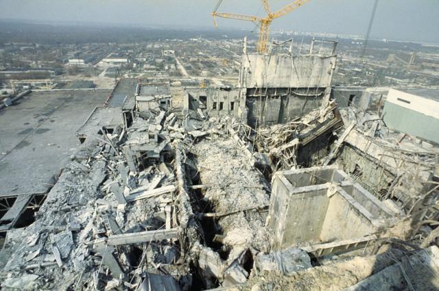 从旁边3号反应堆看去，发生爆炸的4号反应堆成了废墟