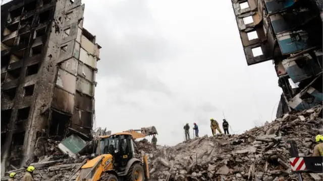 مبان سكنية مدمرة بفعل القصف الروسي بمدينة بوروديانكا.