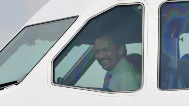 ब्रुनेई के सुल्तान पायलटों की टीम होने के बावजूद अपने प्लेन ख़ुद उड़ाते हैं