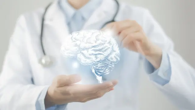 Médico con la imagen de un cerebro en las manos