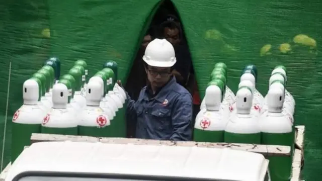 উদ্ধার অভিযান সফল করার জন্য প্রয়োজনীয় 'এয়ার ট্যাঙ্ক' নিয়ে প্রস্তুত কর্মীরা।