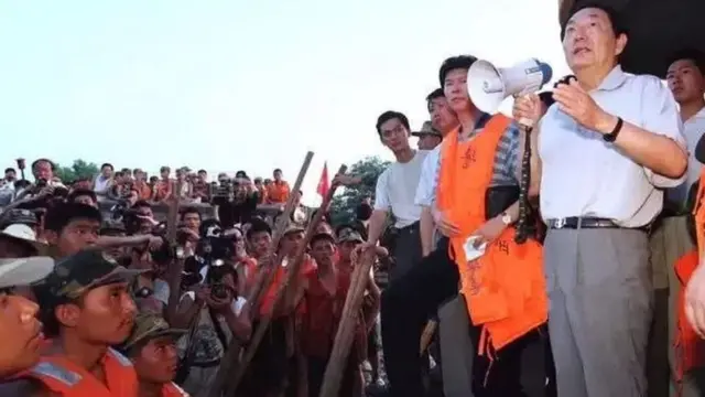 1998年長江水災時,時任中國總理朱鎔基在九江大堤上。