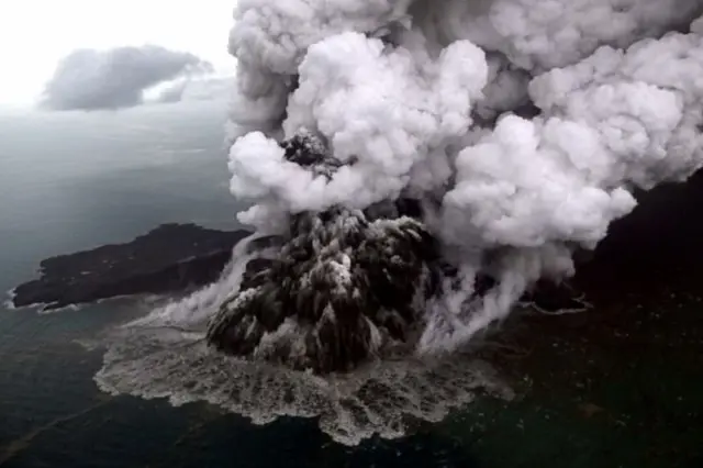 Foto aerial Gunung Anak Krakatau saat erupsi 23 Desember 2018. Longsoran gunung tersebut mengakibatkan tsunami di pesisir barat Jawa dan ujung selatan pulau Sumatera.