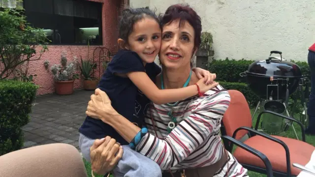 La atleta con su familia, 48 años después de la hazaña.