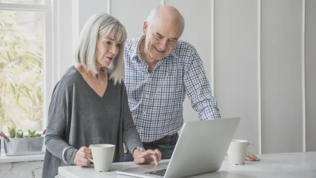 Pareja mira una computadora