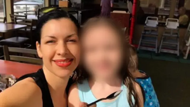 Ana Suda junto a su hija