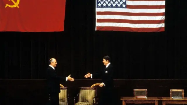 உலக வரலாற்றின் சிறப்புமிக்க 10 கைகுலுக்கல்கள்