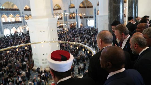 أردوغان ينظر إلى صحن المسجد