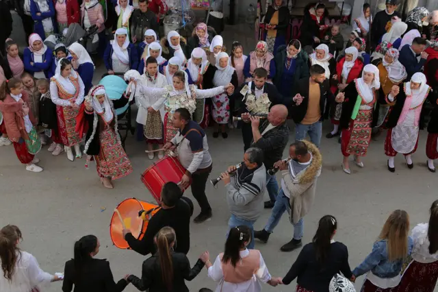 Na trgu u centru sela se u popodnevnim časovima oba dana igra oro, kolo u kojem učestvuju stotine ljudi.