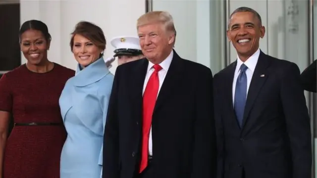 ในช่วงเช้าก่อนพิธีสาบานตนรับตำแหน่ง นายบารัค โอบามากับนางมิเชล โอบามา ต้อนรับนายโดนัลด์ ทรัมป์กับนางเมลาเนีย ทรัมป์ ที่ทำเนียบขาวเพื่อร่วมดื่มน้ำชาด้วยบรรยากาศชื่นมื่น
