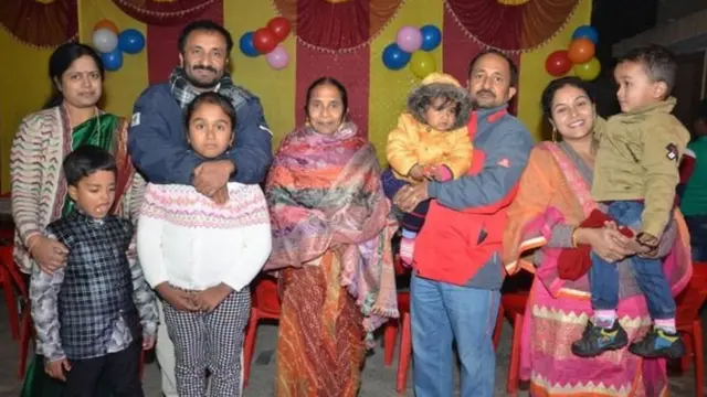 आनंद की पत्नी ऋतु रश्मि, ख़ुद आनंद कुमार, आनंद की मां, आनंद के भाई प्रणव कुमार और उनकी पत्नी