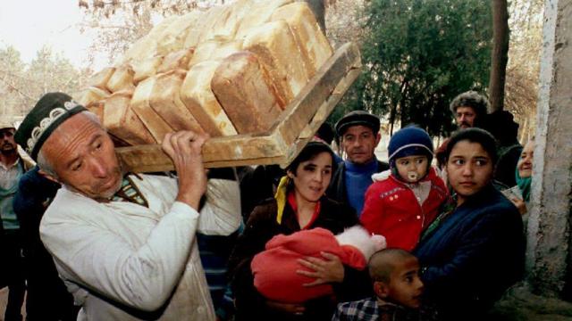 Декабрь 1992 года в Душанбе: беженцы и местные жители в очереди за хлебом