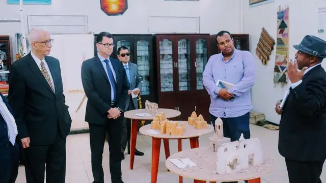 Dad soo booqday kaydka xarunta