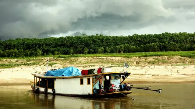 Um barco razo (conhecido como chalana ou canoa) na estação seca no Rio