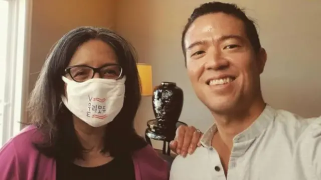 메릴린 스트릭랜드 의원과 전후석 감독이 함께 웃으며 사진 포즈를 취하고 있다