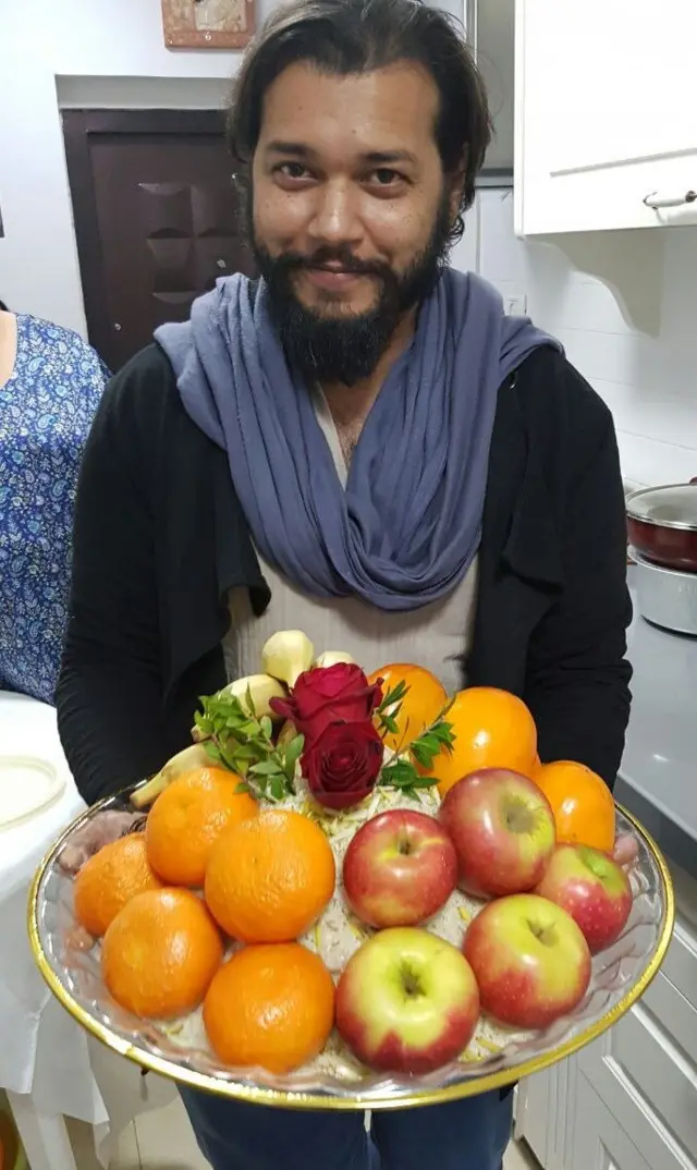 मलिद्याचे ताट दाखवताना एलियाझ दांडेकर