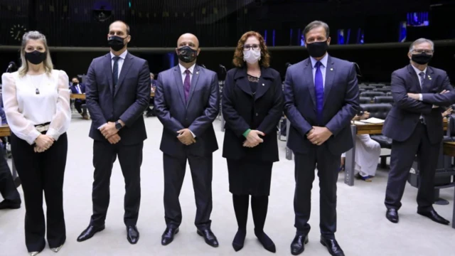 Deputados federais Aline Sleutjes (PSL-PR), Eduardo Bolsonaro (PSL-SP), Vitor Hugo (PSL-GO), Carla Zambelli (PSL-SP), Aluisio Mendes (PSC-MA) e Joaquim Passarinho (PSD-PA)