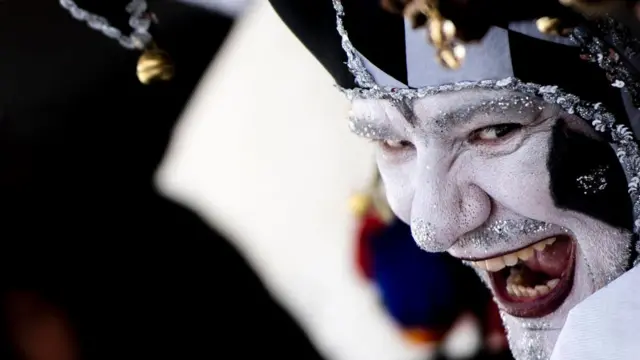 Голова мужчины в маске шута