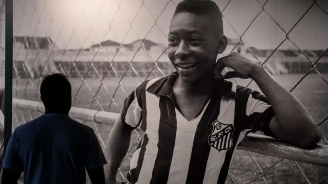 Visitante vê foto do rei do futebol no Museu Pelé,bônus de graçaSantos