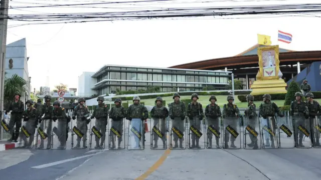 22 พ.ค.2557 ภายหลัง พล.อ.ประยุทธ์ จันทร์โอชา ประกาศยึดอำนาจ นักการเมืองที่ร่วมโต๊ะถูกควบคุมตัวทันที