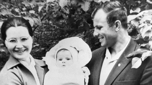 Юрий Гагарин с женой и дочерью