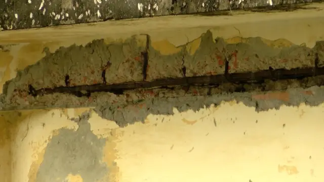 স্কুল ভবনের ভেতরে ভাঙা বিম