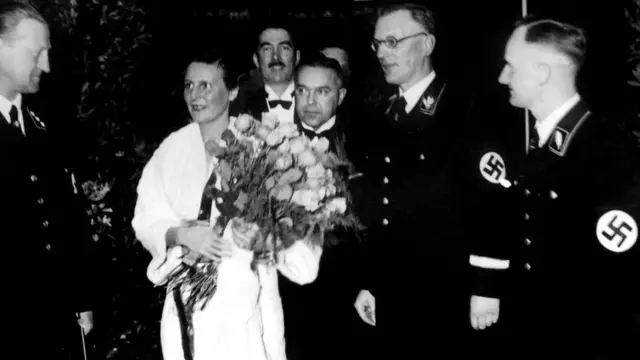 Нацистские лидеры уважали Рифеншталь - но, как она утверждала, фашисткой она не была