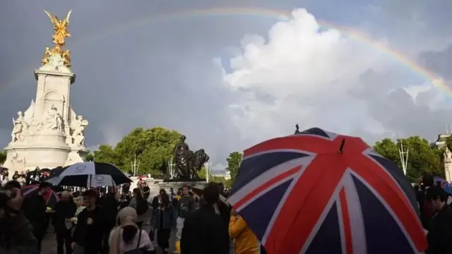 Сарой олдидаги одамлар.