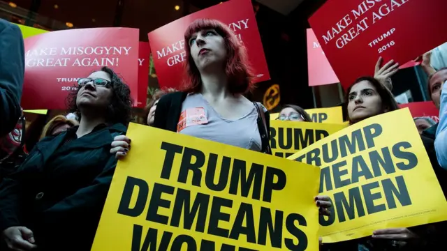 Mujeres protestan contra Donald Trump