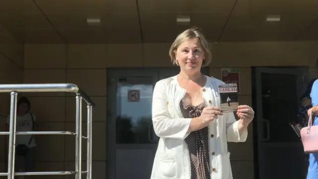 Наталья Морозова перед входом в торговый центр в 2018 году. Раньше здесь располагалсь торговый дом "Свиблово"