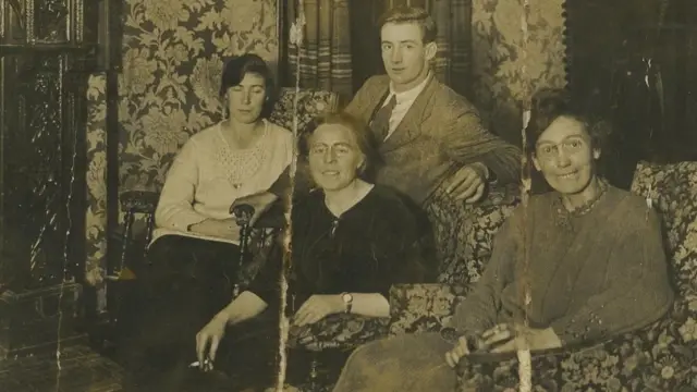 సహ ఉద్యమకారులతో ఎత్నా కోయిల్