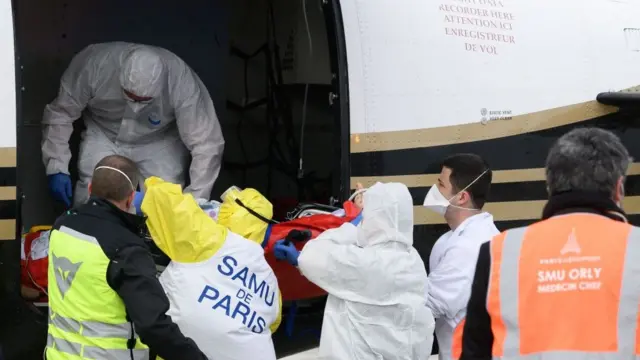 Пациента с тяжелой формой ковида перевозят из Парижа в Бордо