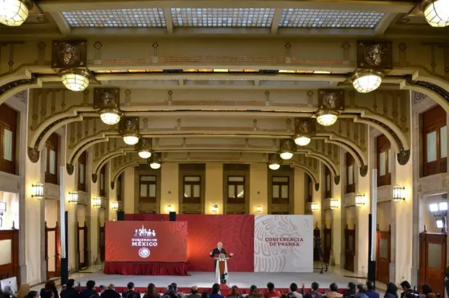 AMLO durante una conferencia de prensa matutina.