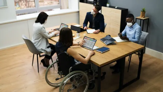 미국 질병통제예방센터(CDC)는 가이드라인을 통해 코로나19 양성 판정을 받은 경우 5일간 자가격리 후 타인과 만날 수 있다고 안내하고 있다