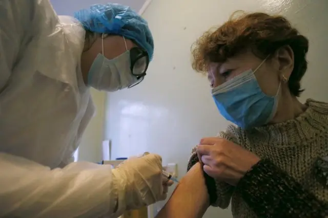 "Ніхто не біжить займати чергу". Як прохоходить вакцинація російською вакциною в "ЛНР"