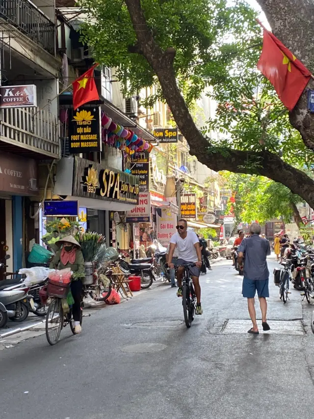Hoan Kiem street life