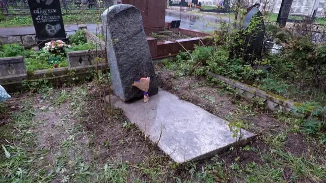 Kondisi makam Utuy setelah dibersihkan Pavel Serin. Sebelumnya makam sudah tertutup dedaunan dan tanah, sehingga batu penutupnya tidak kelihatan lagi. Utuy dimakamkan di Moskow pada 17 September 1979, disaksikan sekitar 50 orang yang terdiri dari penulis dan eksil Indonesia di Rusia.