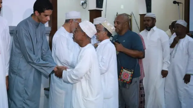 Waombolezaji wakiipa pole familia ya rubani Yared Mulugeta Gatechew