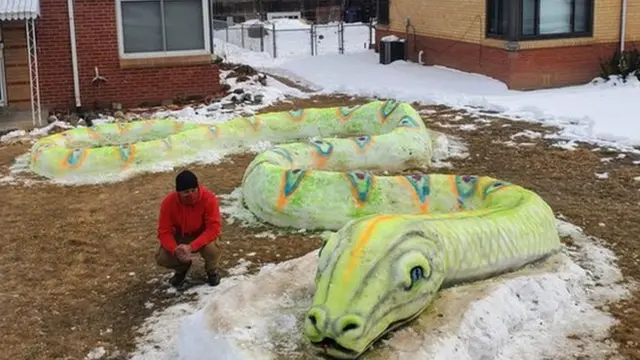 تمثال أفعى مصنوع من الثلج