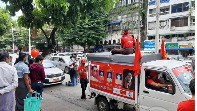 ပန်းဘဲတန်း ကိုယ်စားလှယ်လောင်း အချို့ ကားနဲ့ မဲဆွယ်