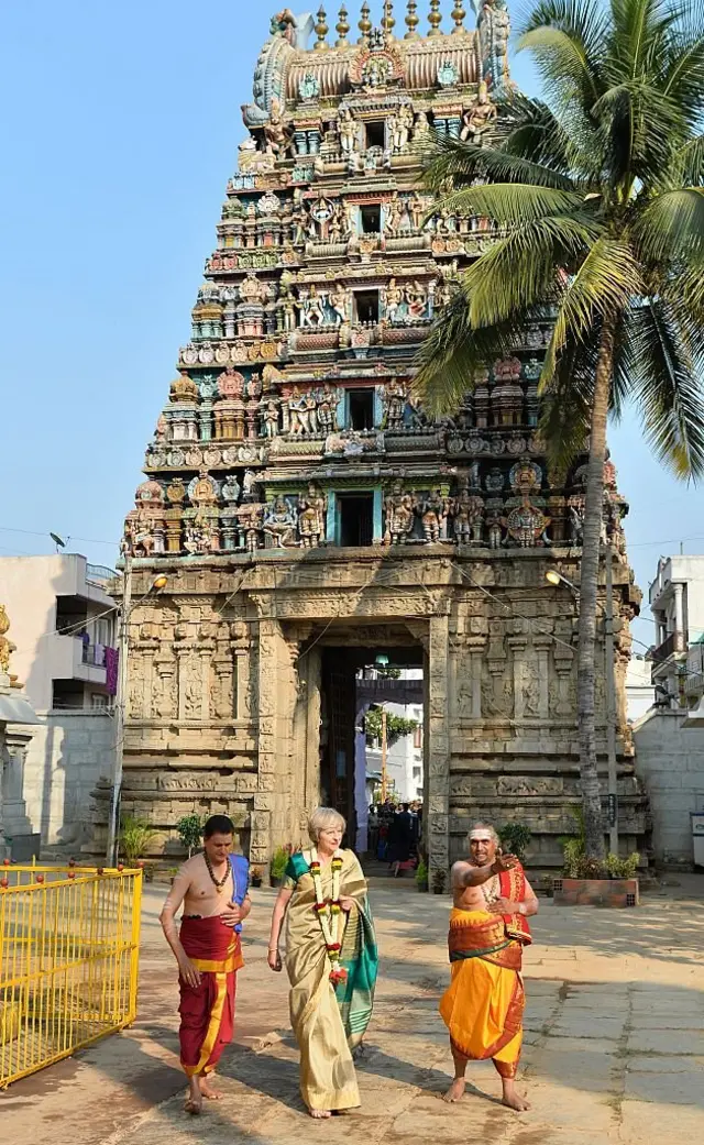 பட்டுச்சேலையில் வலம்வந்த பிரிட்டன் பிரதமர் தெரீசா மே