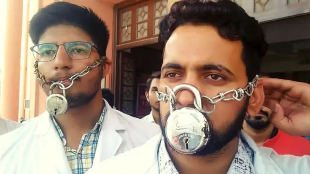 आंदोलक विद्यार्थी