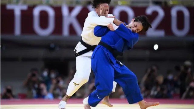 VĐVJudo Amandine Buchard của Pháp (mặc đồ trắng) tranh tài với Uta Abe của Nhật trong nội dung 52 kg.