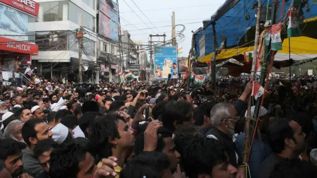 সুপ্রিম কোর্টের দূতদের বক্তব্য শুনছে শাহীনবাগ