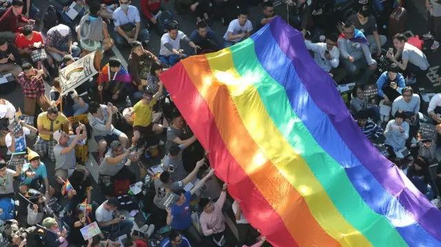 支持同志團體傳送巨型彩虹旗（台灣中央社圖片26/12/2016）